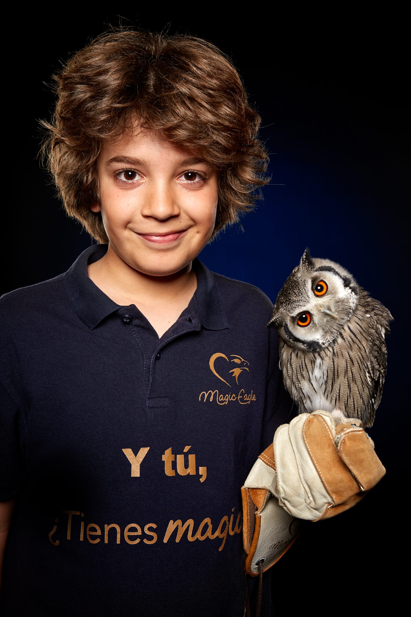 Teo sosteniendo a Furby en el puño